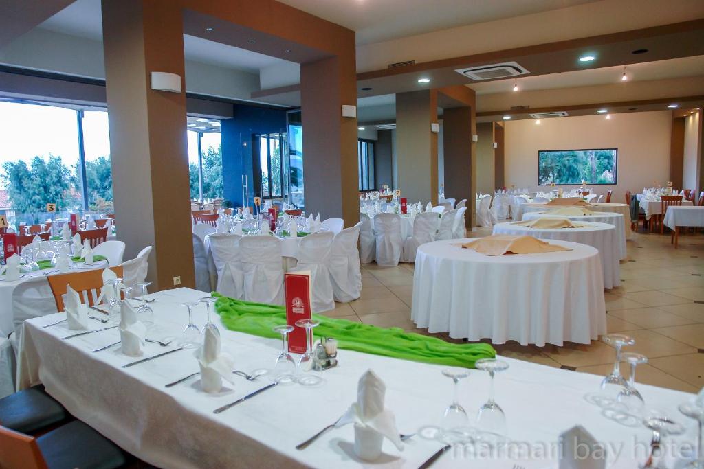 Restaurace v ubytování Marmari Bay Hotel