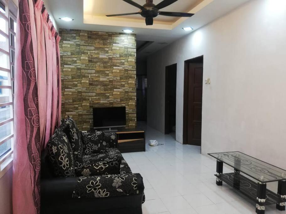 sala de estar con sofá y chimenea en D'Haja 56 KLIA SEPANG with 3 AIRCONDS & FREE Wi-Fi en Banting