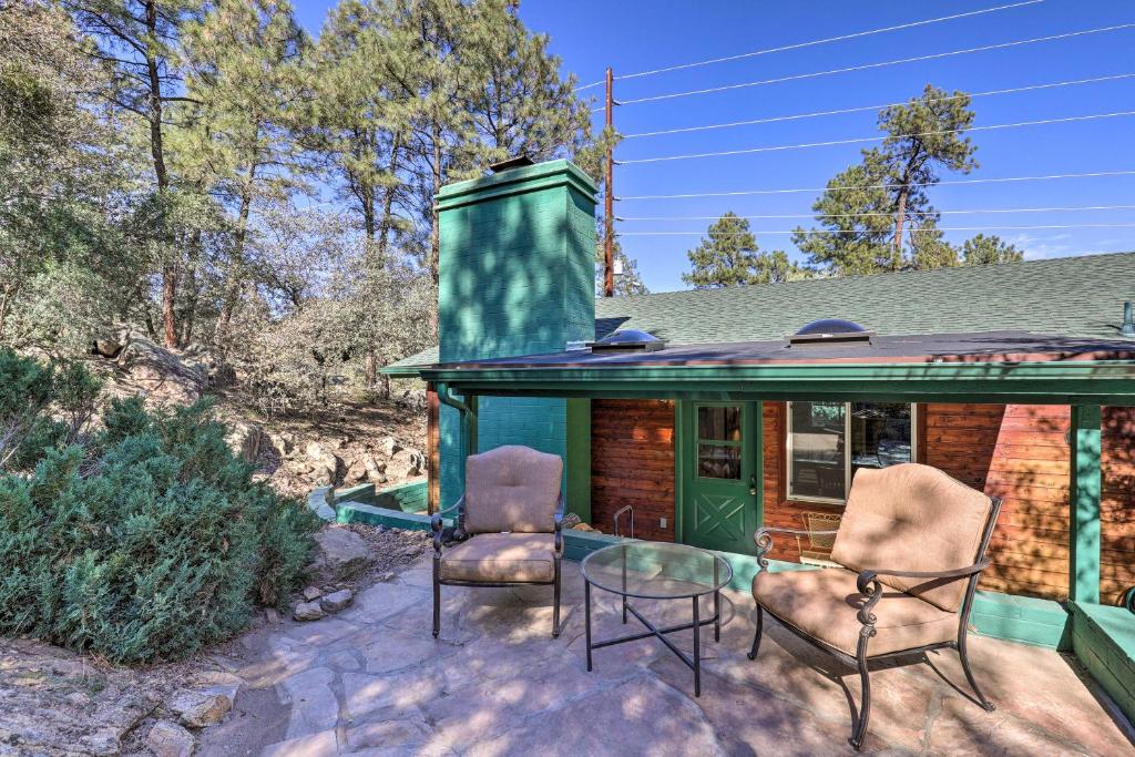 Fotografija v galeriji nastanitve Prescott Home with Deck 2 Mi to Downtown! v mestu Prescott