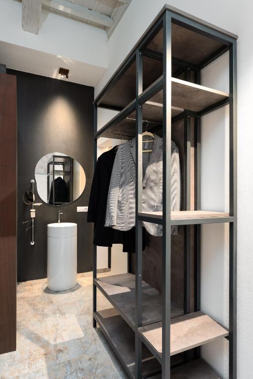 A bathroom at F1RST Suite Apartment & SPA