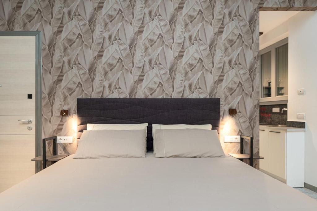 A bed or beds in a room at F1RST Suite Apartment & SPA