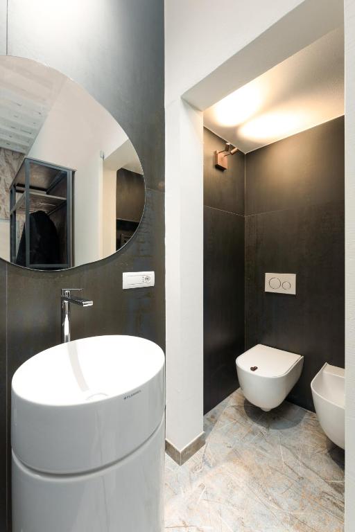 A bathroom at F1RST Suite Apartment & SPA