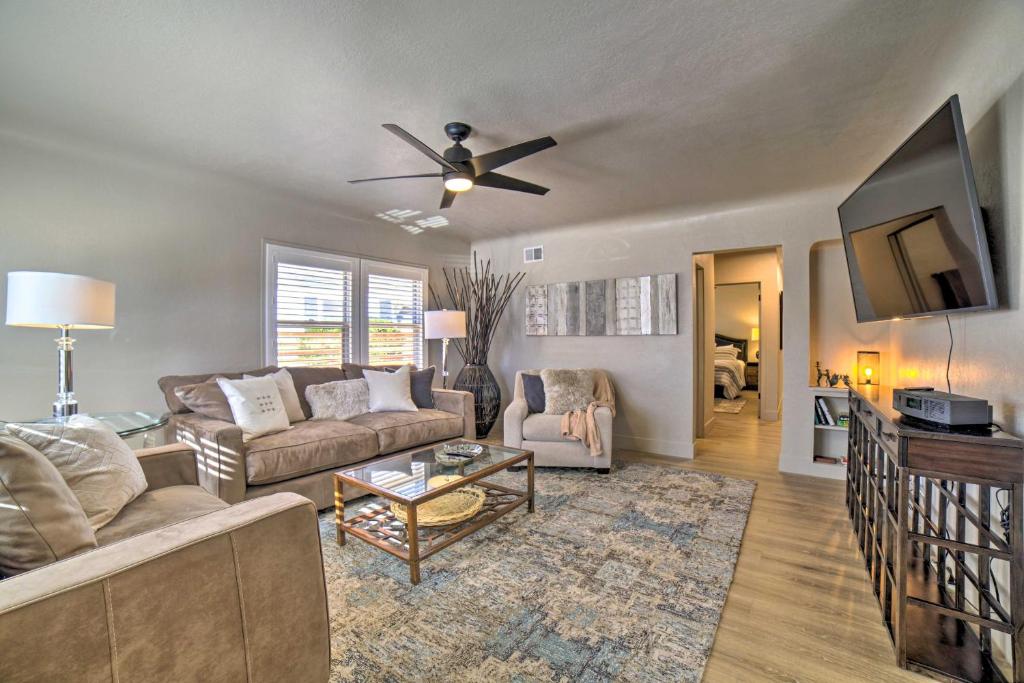 uma sala de estar com um sofá e uma ventoinha de tecto em Chic Reno Home with Game Room and Putting Green! em Reno