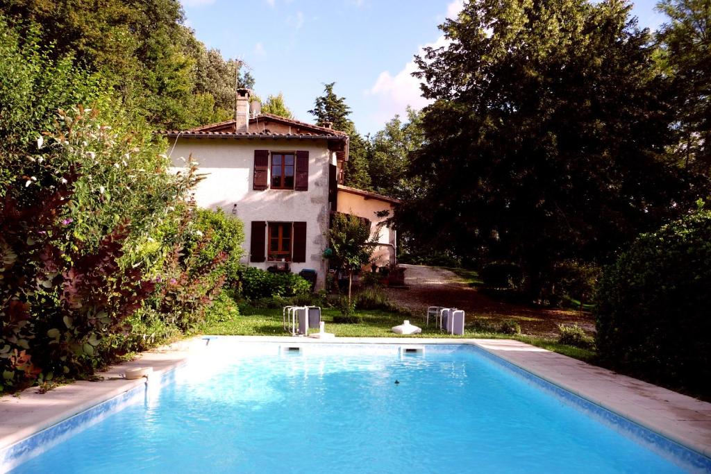 - une piscine en face d'une maison dans l'établissement Villa de 4 chambres avec piscine privee jardin amenage et wifi a Marsolan, à Marsolan