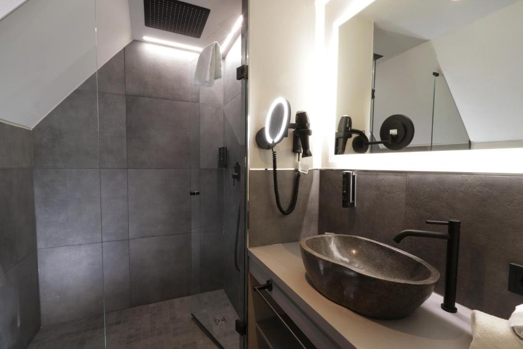 Koupelna v ubytování REINHARDTs HOTEL
