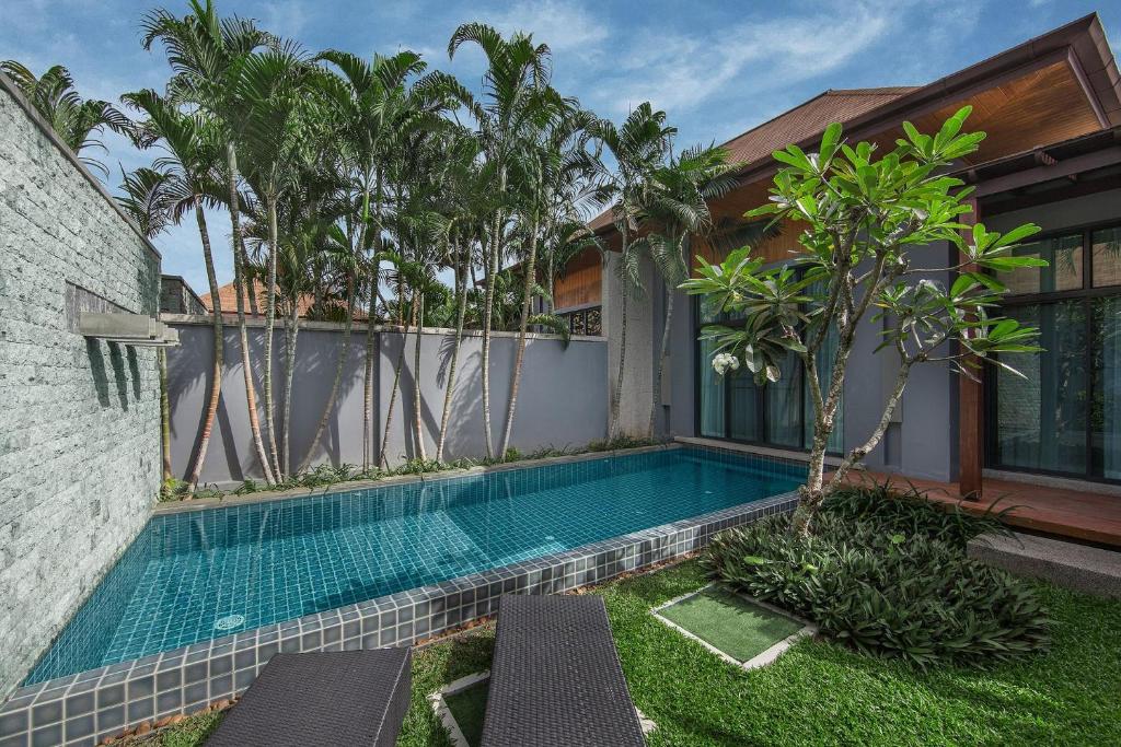 Bazén v ubytování VILLA JAVA| 2 Bedroom Private Pool Villa in Popular Onyx Villas | 3 min to Naiharn Beach nebo v jeho okolí