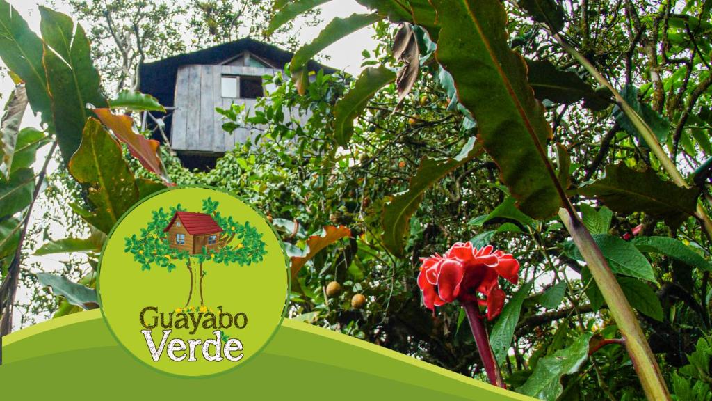 GualeaにあるGuayabo Verdeの花と家の看板