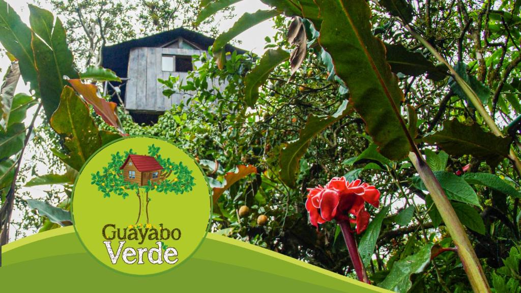 una señal para un huerto con una flor y una casa en Guayabo Verde, en Gualea