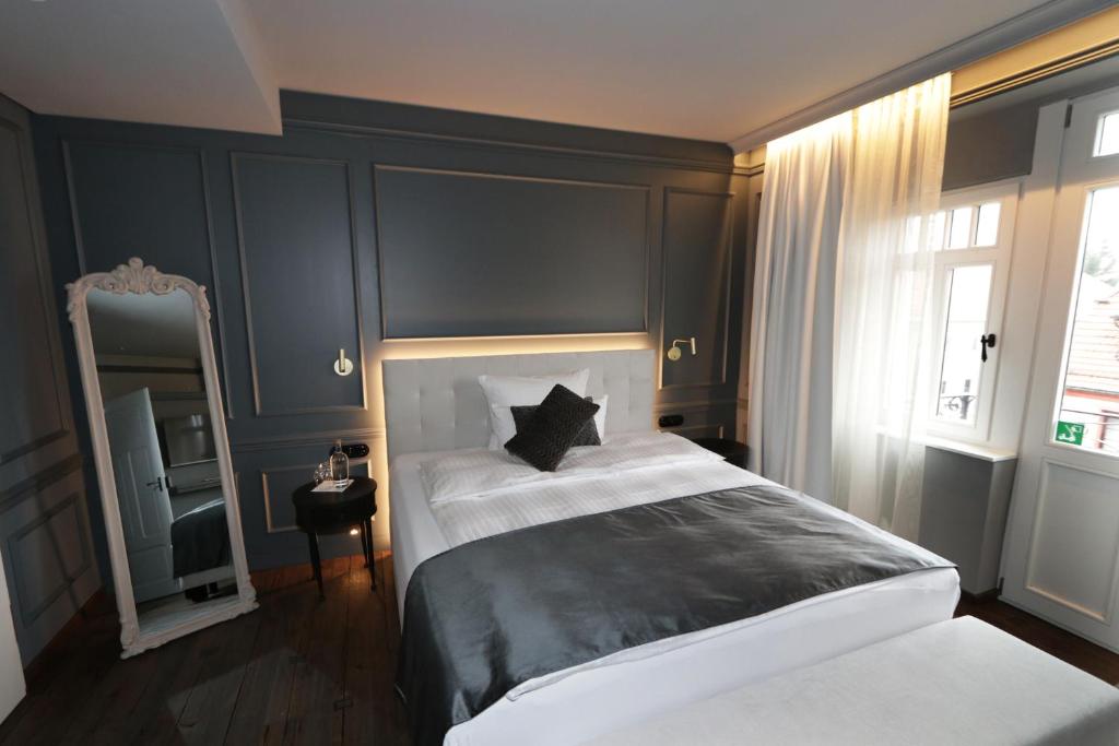 Postel nebo postele na pokoji v ubytování REINHARDTs HOTEL