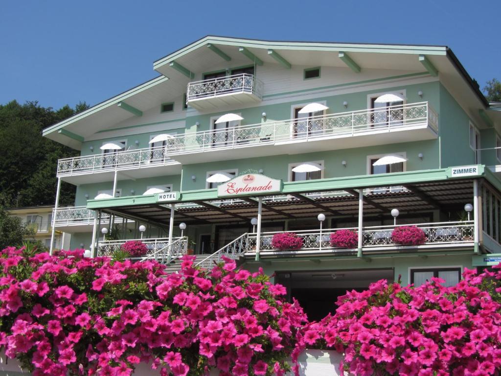 ein Hotel mit rosa Blumen davor in der Unterkunft Haus Esplanade - Adults only in Reifnitz