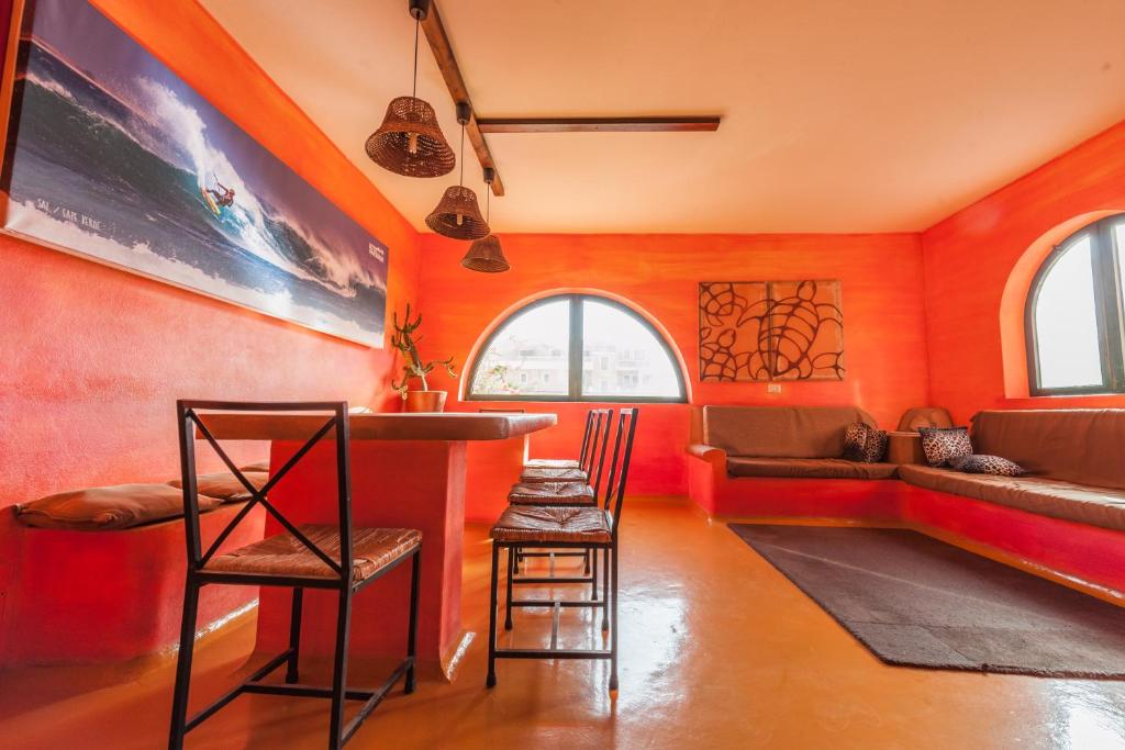 Posezení v ubytování Surfactivity Guest House