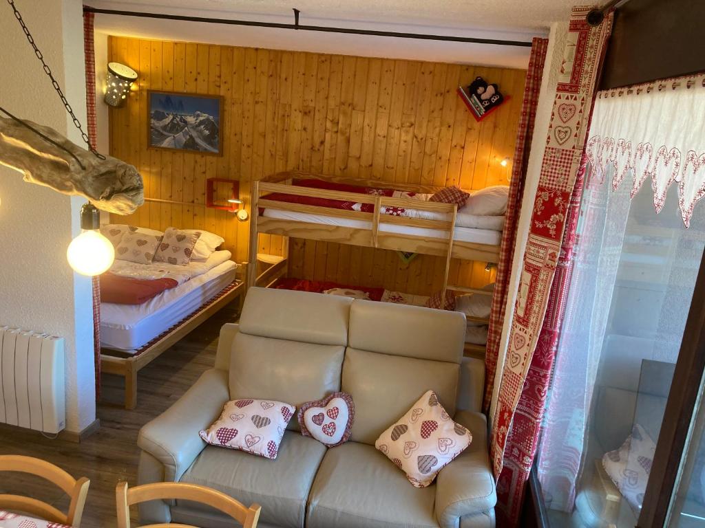 - un salon avec un canapé et 2 lits superposés dans l'établissement Appartement montagnard LA JOUE DU LOUP 30M² PIED PISTES 5pers 3+++, à La Joue du Loup