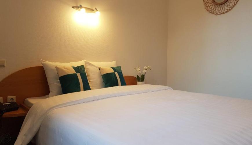 Postel nebo postele na pokoji v ubytování Hôtel La Charbonnade