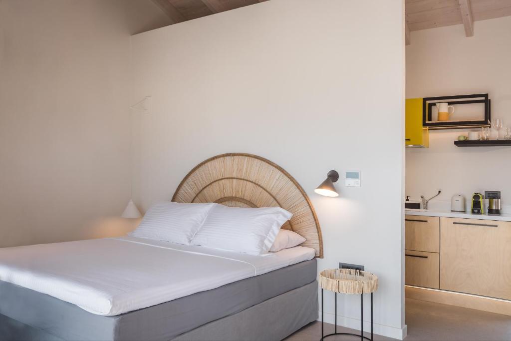 Postel nebo postele na pokoji v ubytování Harmony Suites