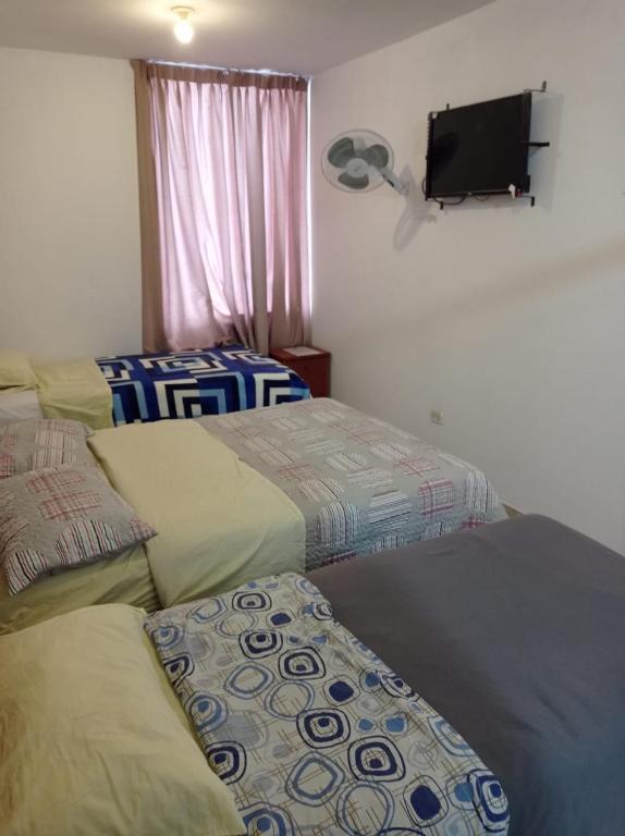 Postel nebo postele na pokoji v ubytování HOSTAL PARIS