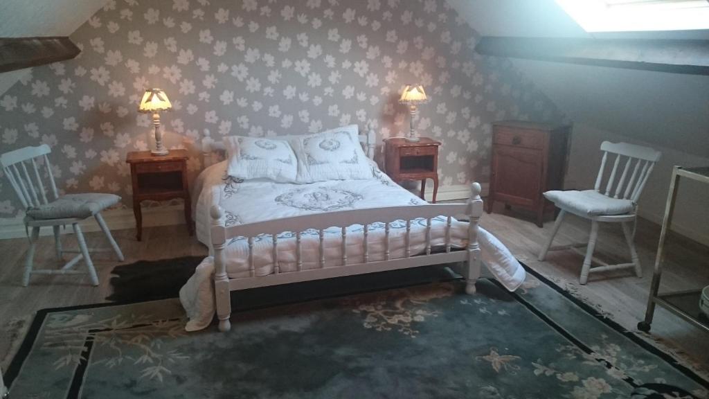 - une chambre avec un lit, 2 chaises et 2 lampes dans l'établissement GITE INSOLITE Le Pressoir en Touraine, à Vallières-les-Grandes
