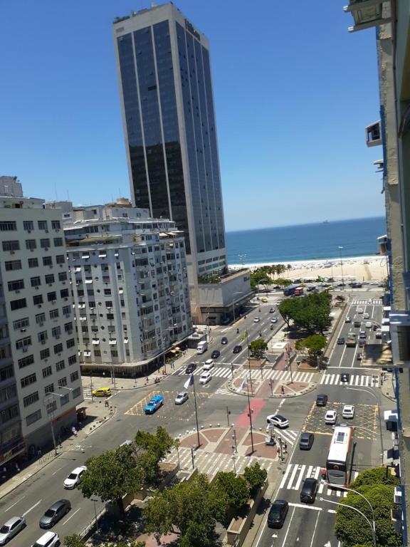 Blick auf eine Stadtstraße mit einem hohen Gebäude in der Unterkunft Apartamento Temporada Dalva Copacabana in Rio de Janeiro
