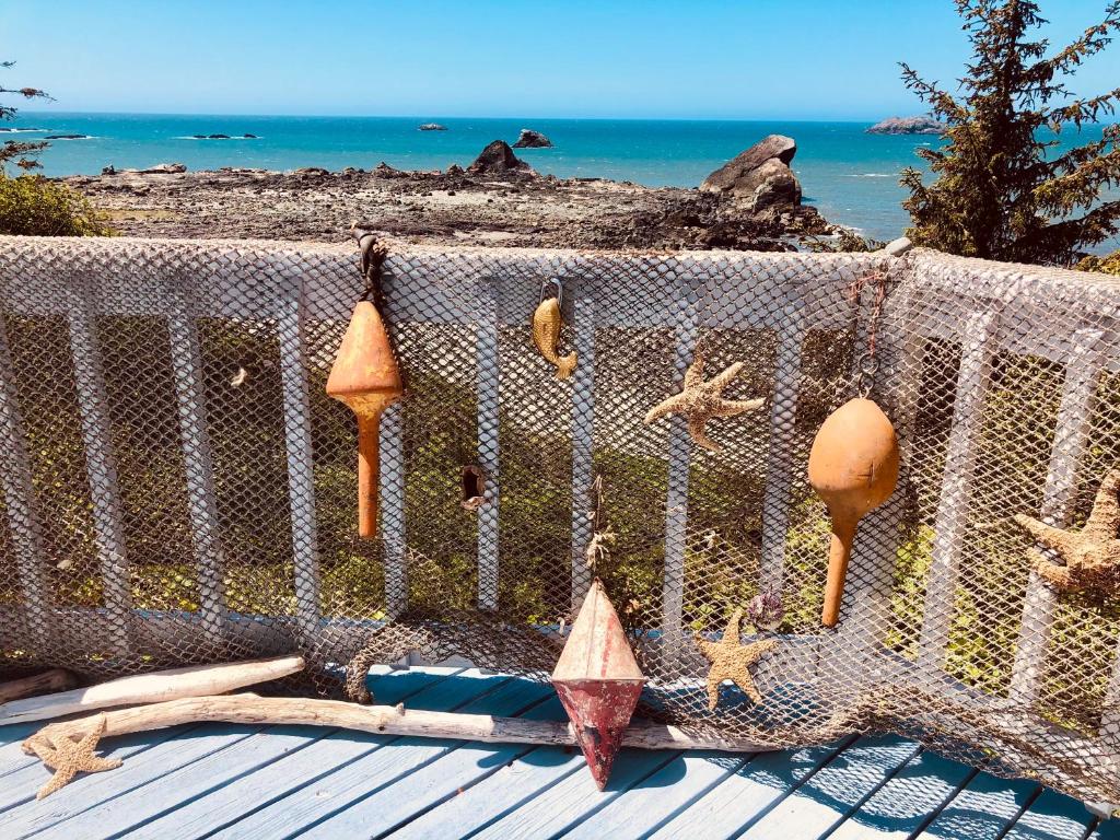 a net with starfish on a deck overlooking the ocean at Sunset Sanctuary in Crescent City