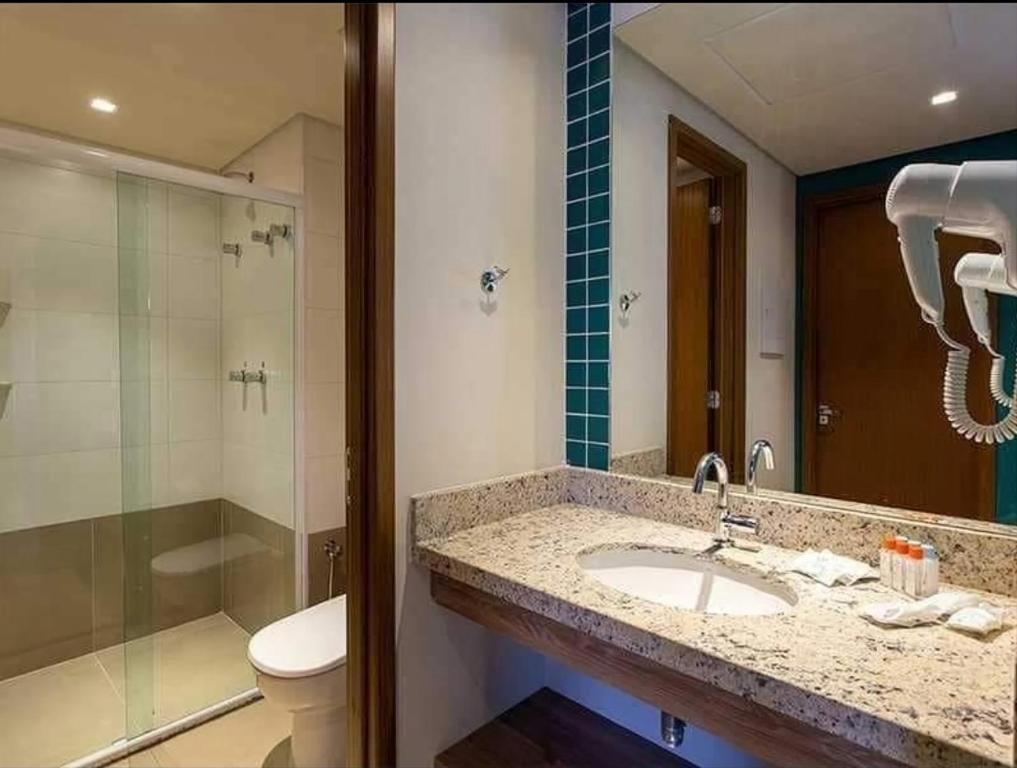 un bagno con lavandino, WC e doccia di Resort Solar das Águas - Olímpia SP a Olímpia