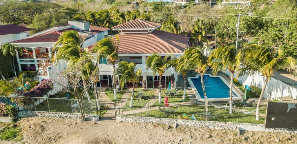 eine Luftansicht eines Hauses mit Palmen in der Unterkunft Hotel Mozonte San Juan del Sur in San Juan del Sur