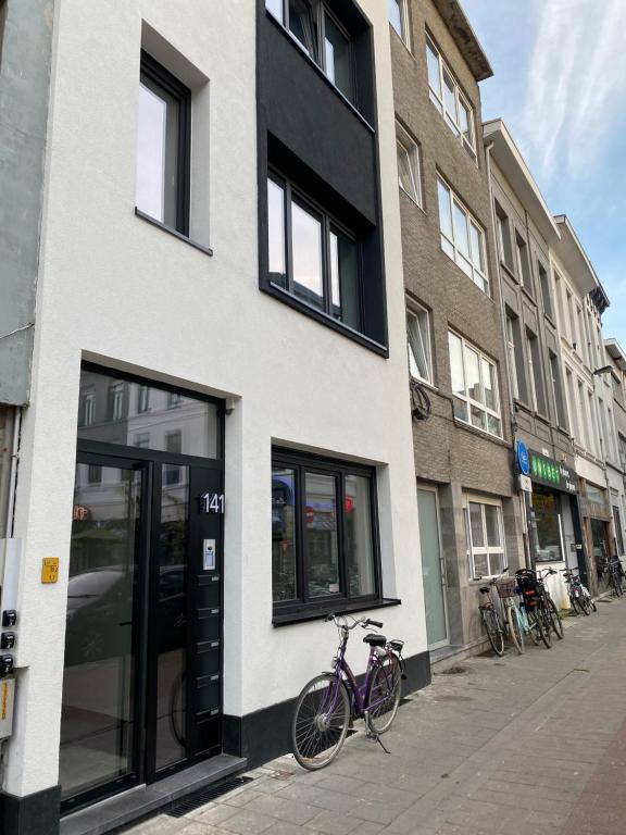 una bicicletta parcheggiata sul lato di un edificio di Isabel Apartments ad Anversa