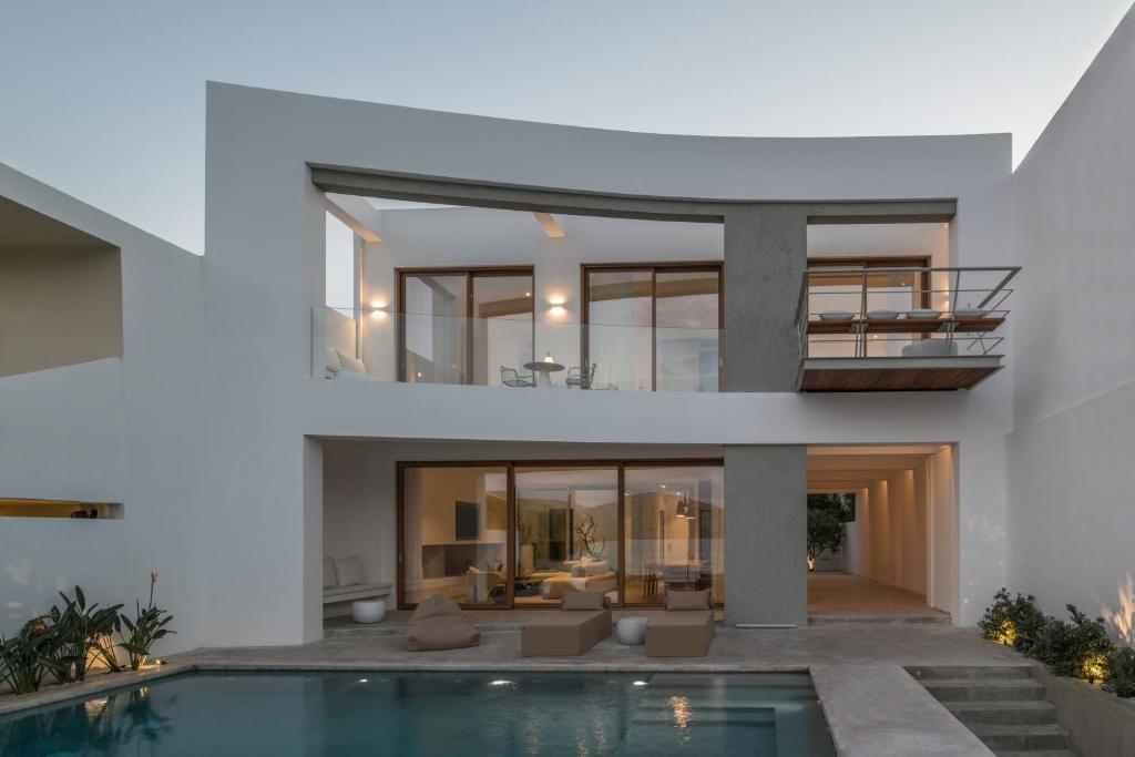 Bazén v ubytování Villa Mimaze Minimalist Living nebo v jeho okolí