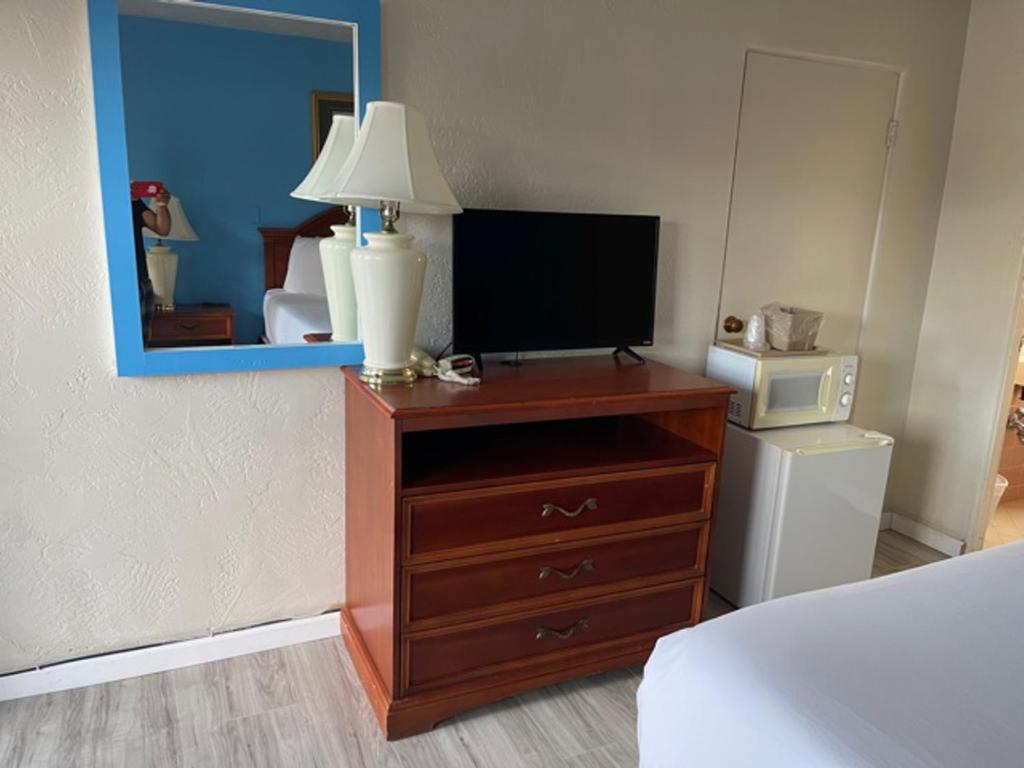 TV a/nebo společenská místnost v ubytování Ephrata Inn Motel