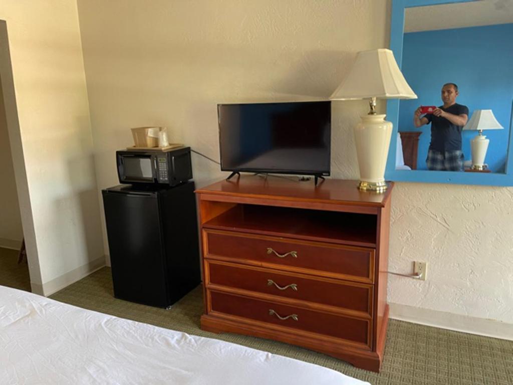 TV a/nebo společenská místnost v ubytování Ephrata Inn Motel