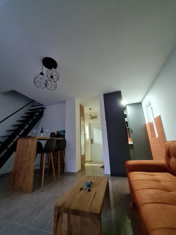 sala de estar con sofá, mesa y piano en Luma Home, en Divčibare