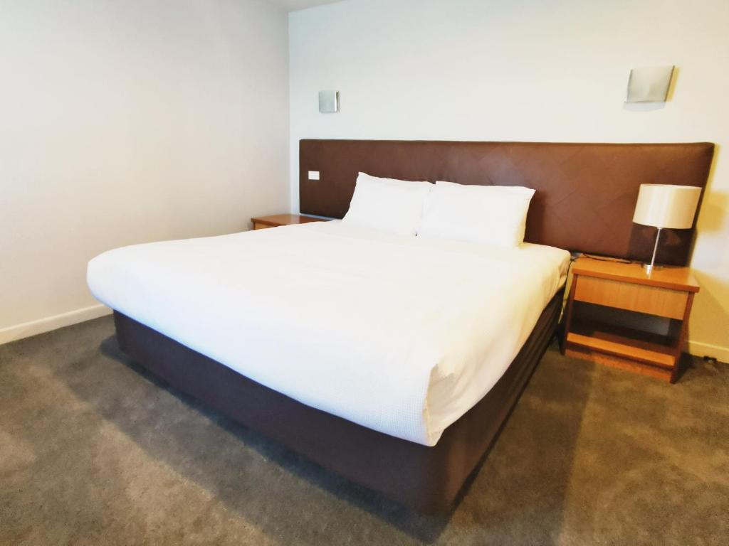 Postel nebo postele na pokoji v ubytování Boulevard Hotel