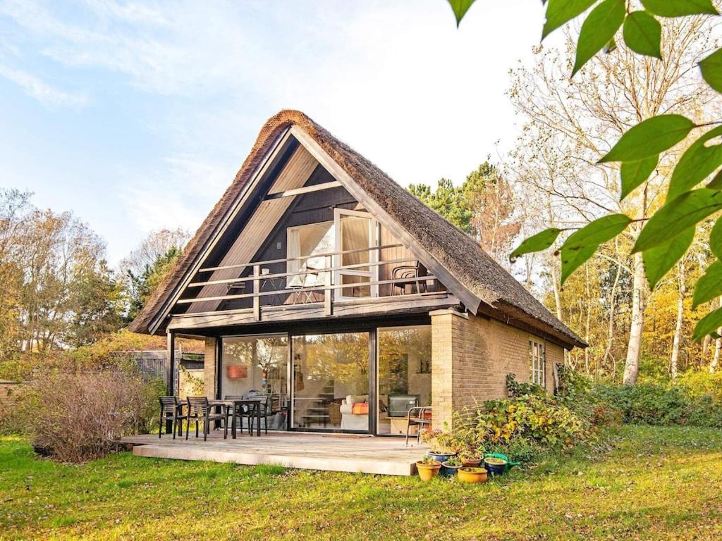 Skødshoved Strandにある6 person holiday home in Knebelの茅葺き屋根の家