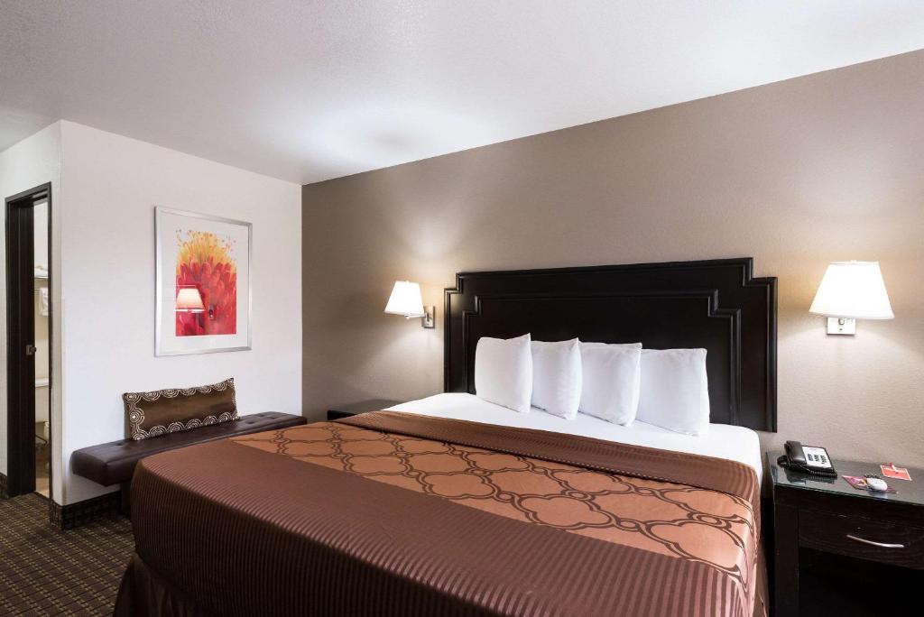 Postel nebo postele na pokoji v ubytování Econo Lodge Inn & Suites Williams - Grand Canyon Area