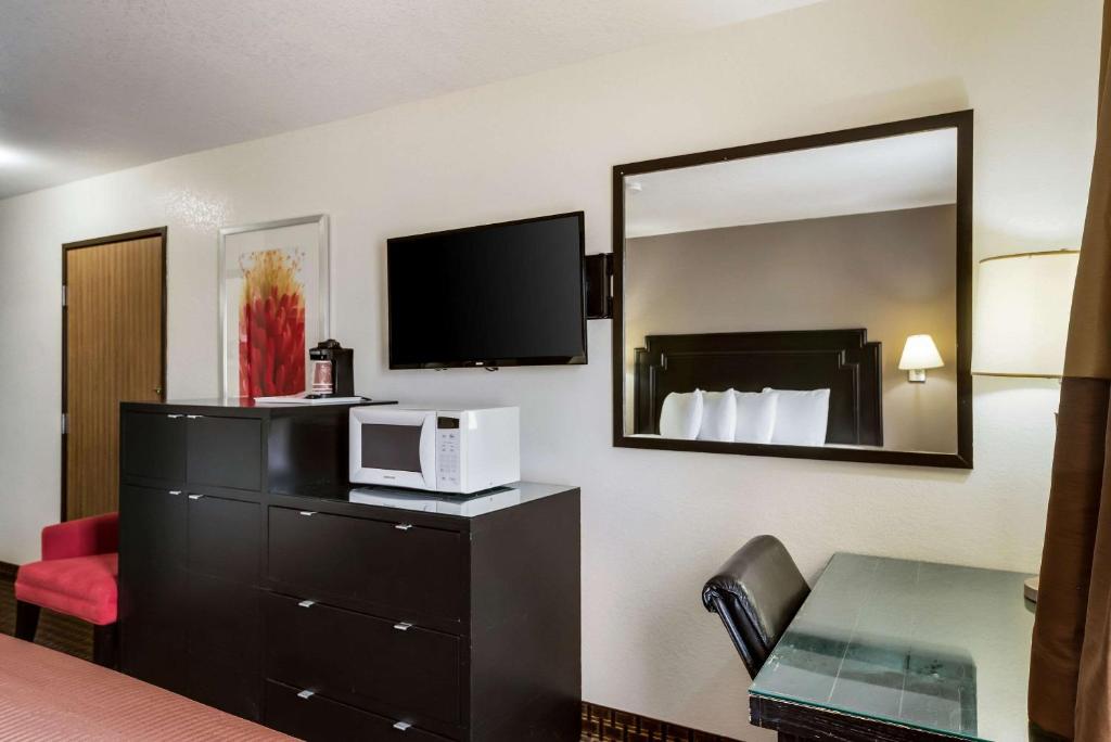 TV a/nebo společenská místnost v ubytování Econo Lodge Inn & Suites Williams - Grand Canyon Area