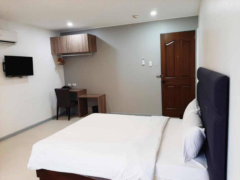TV a/nebo společenská místnost v ubytování Anex Hotel near US Embassy