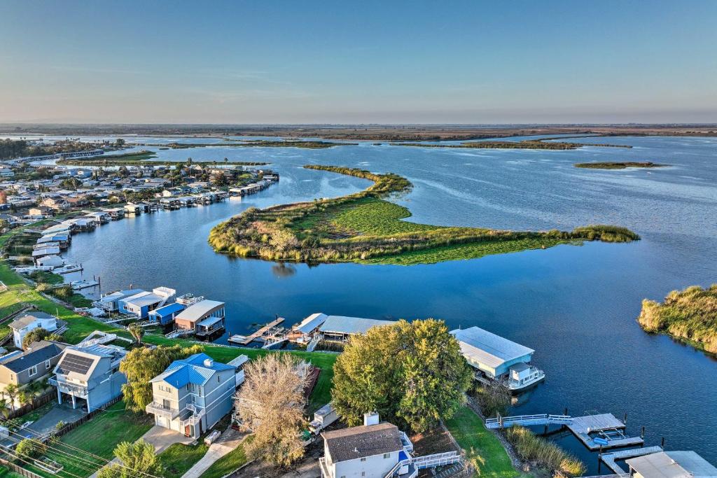 Bethel Island Sanctuary with Dock and Boathouse - Vakantiehuis