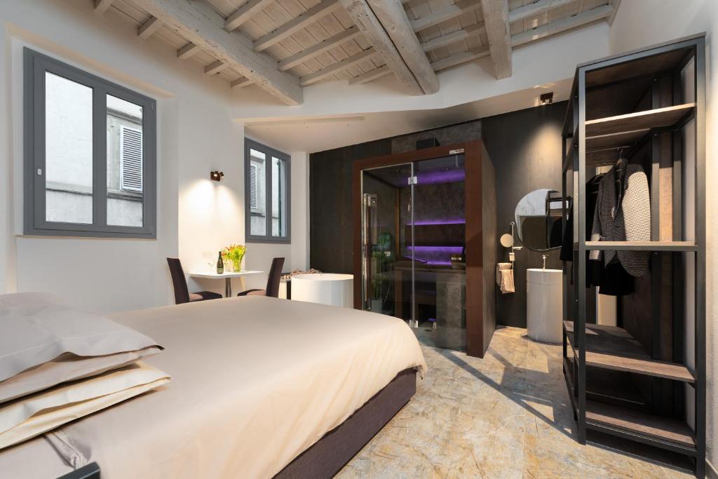 A bed or beds in a room at F1RST Suite Apartment & SPA