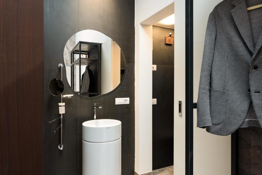A bathroom at F1RST Suite Apartment & SPA