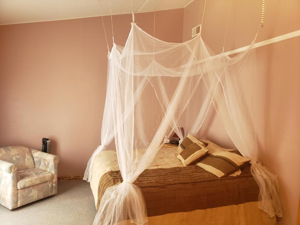 Dormitorio con cama con red en Relaxing Stay in the Country Unit 1 en Ozark