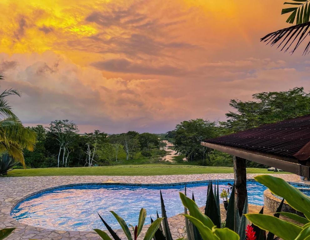 basen w ośrodku z zachodem słońca w tle w obiekcie Private Tropical Paradise - Gatuncrocs w mieście Cuipo