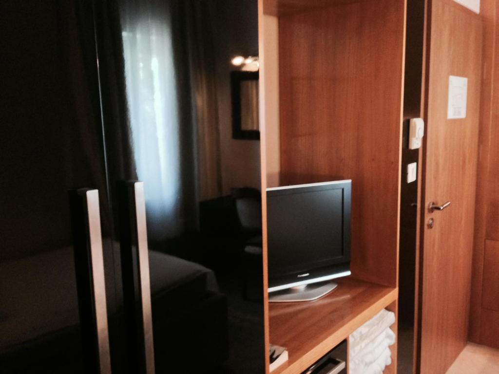 Televízia a/alebo spoločenská miestnosť v ubytovaní Hotel Consul
