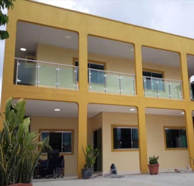 un edificio amarillo con balcón en Apartamento, en Manaus