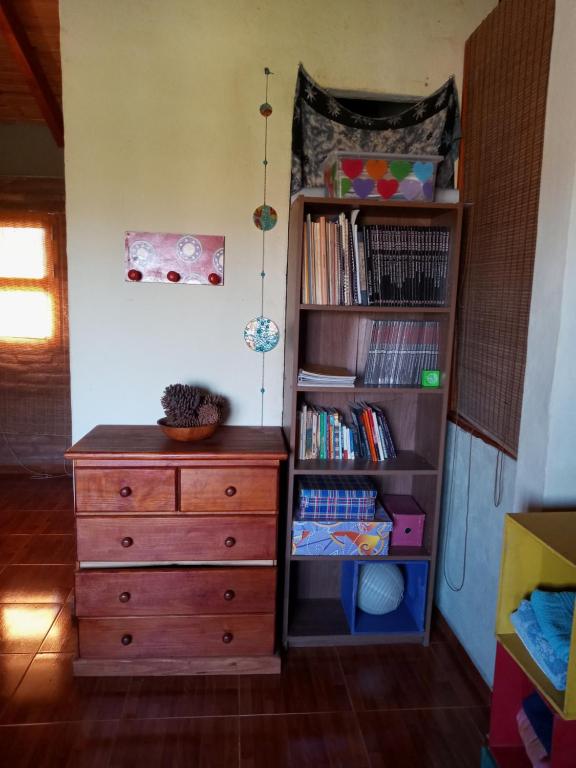 una camera da letto con cassettiera e libreria di Casa Vieja Estancia a Estancia Vieja