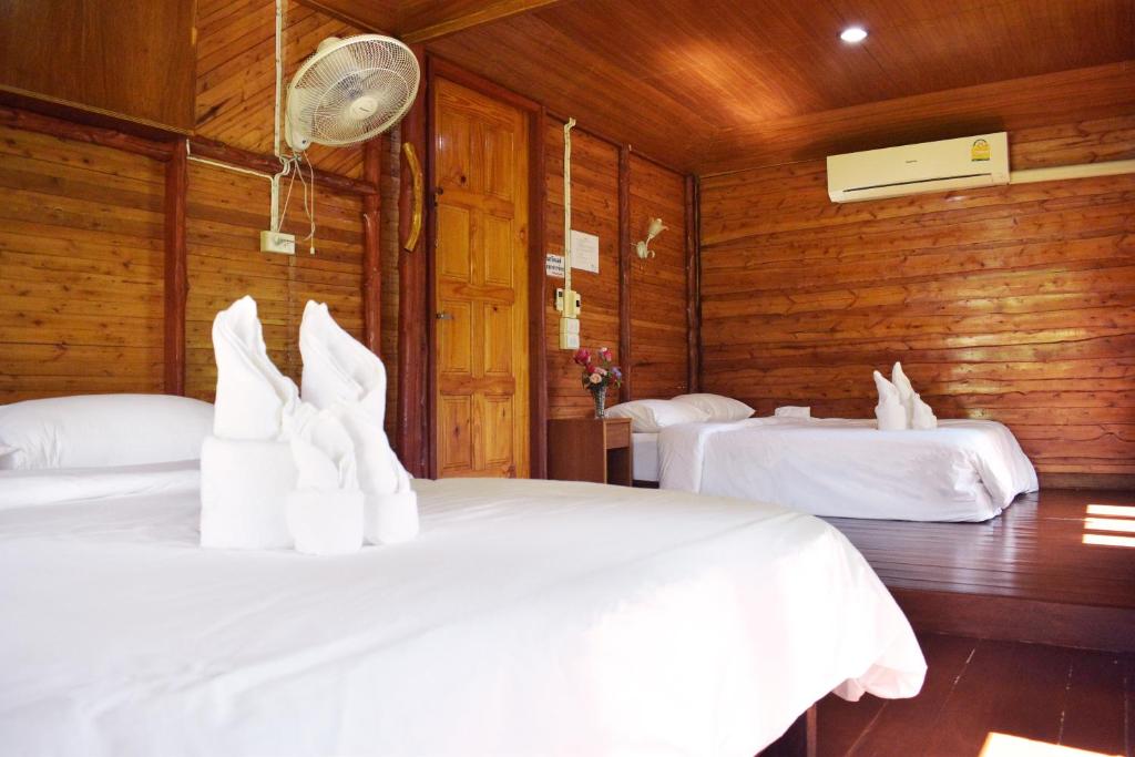 Postel nebo postele na pokoji v ubytování Pru Valley Thaley Tai Resort