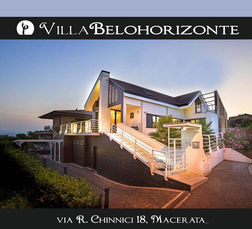uma casa com uma varanda ao lado em Villa Belohorizonte em Macerata