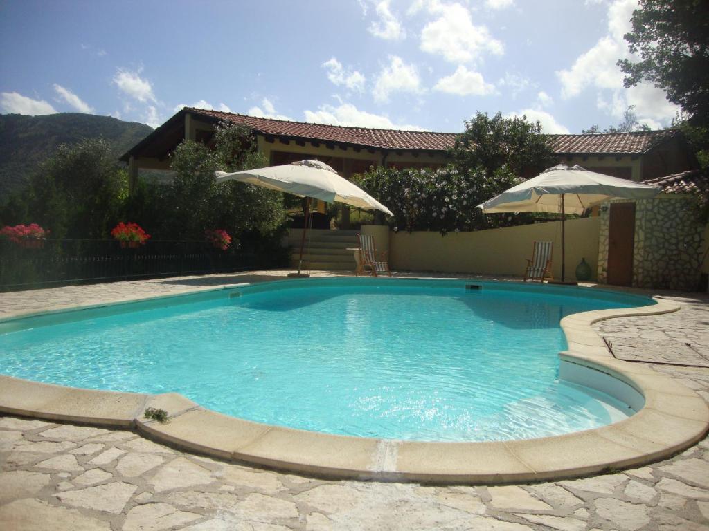 Φωτογραφία από το άλμπουμ του Villa appartamento e piscina anche esclusiva parco del cilento σε Monte San Giacomo