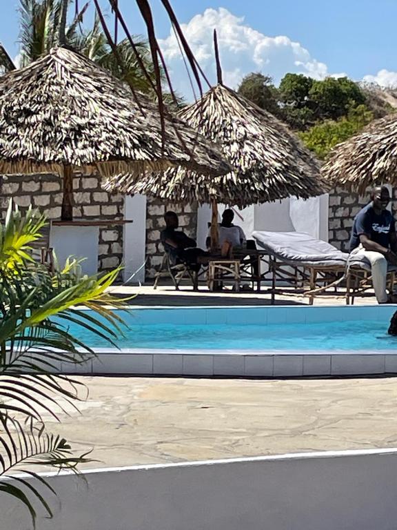 Bazén v ubytování Mambrui Golden Beach Bar and Cottages nebo v jeho okolí