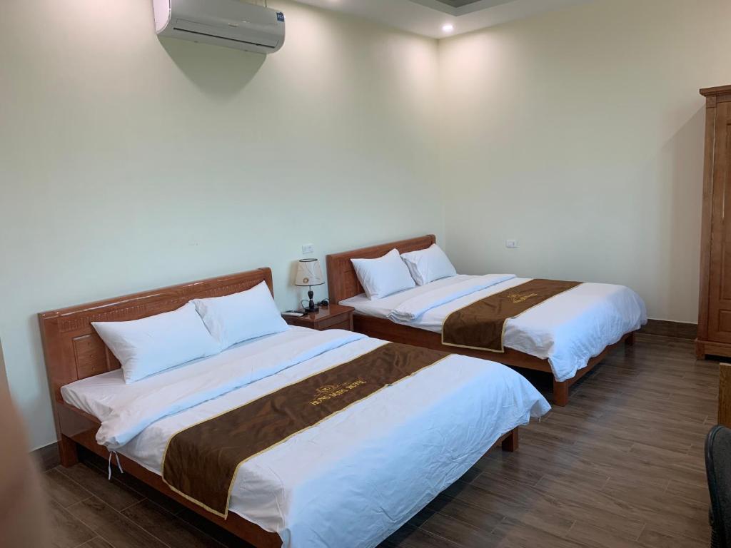 Cama ou camas em um quarto em HÙNG DŨNG HOTEL