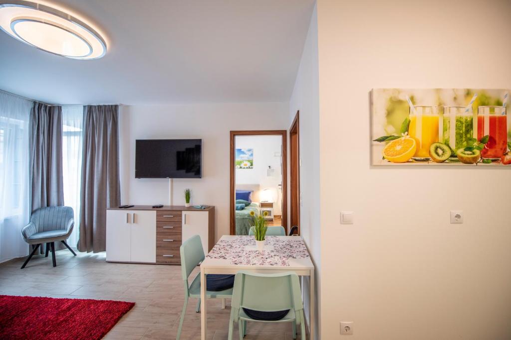TV a/nebo společenská místnost v ubytování Lovely apartman- free parking