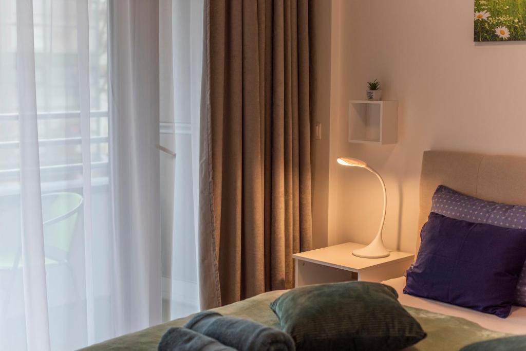 Postel nebo postele na pokoji v ubytování Lovely apartman- free parking