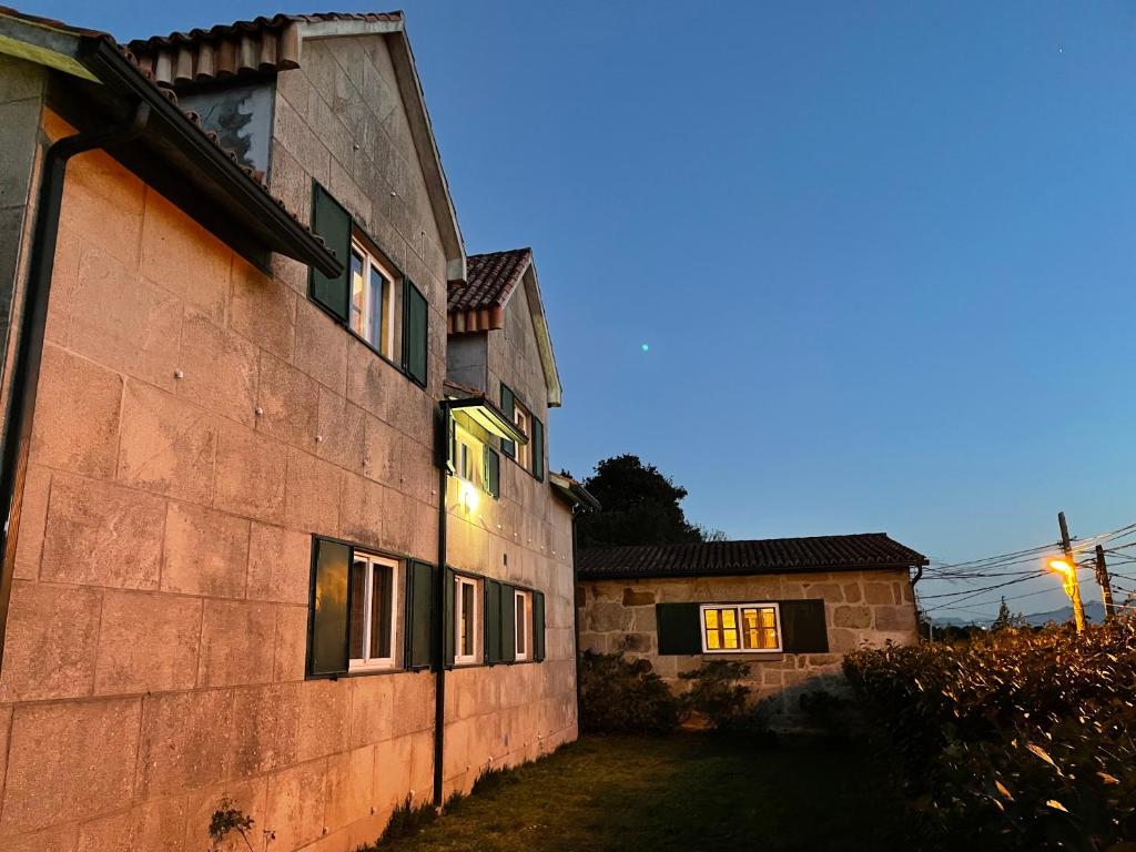 ein Gebäude mit Fenstern an der Seite in der Unterkunft VILLA en PLAYA LIMENS in Cangas